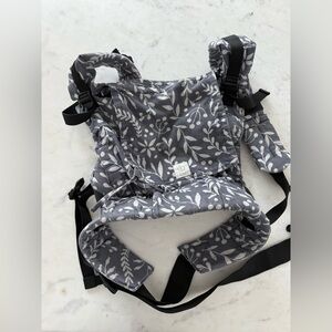 Gray and White Leaf Pattern Carrier